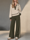 Beige ja oliivinvihreä värillinen poolopusero ja sivuraitainen leveälahkeinen housusetti